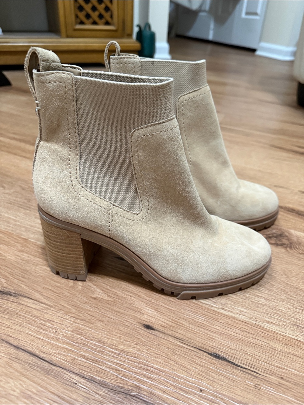 Vince Camuto Women's Beige Suede Block Heel Chelsea Ankle Boots, size 8, EUC